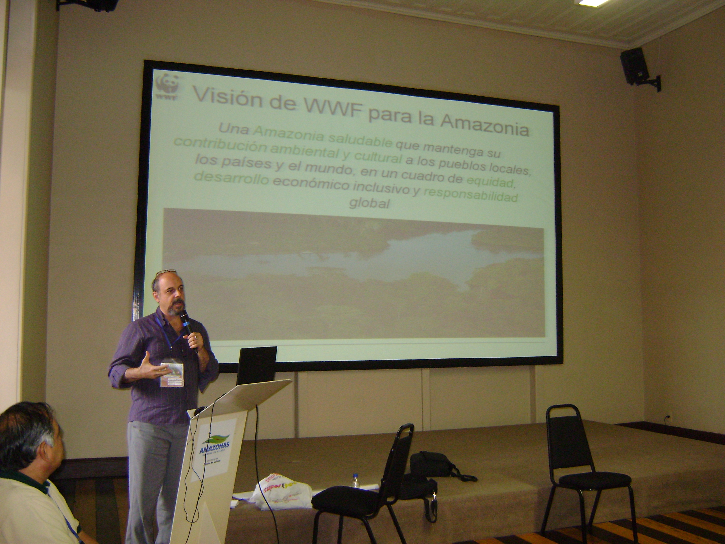 Líder da Iniciativa Amazônia Viva da Rede WWF, Cláudio Maretti, apresenta a iniciativa aos participantes de um dos grupos de trabalho do encontro.