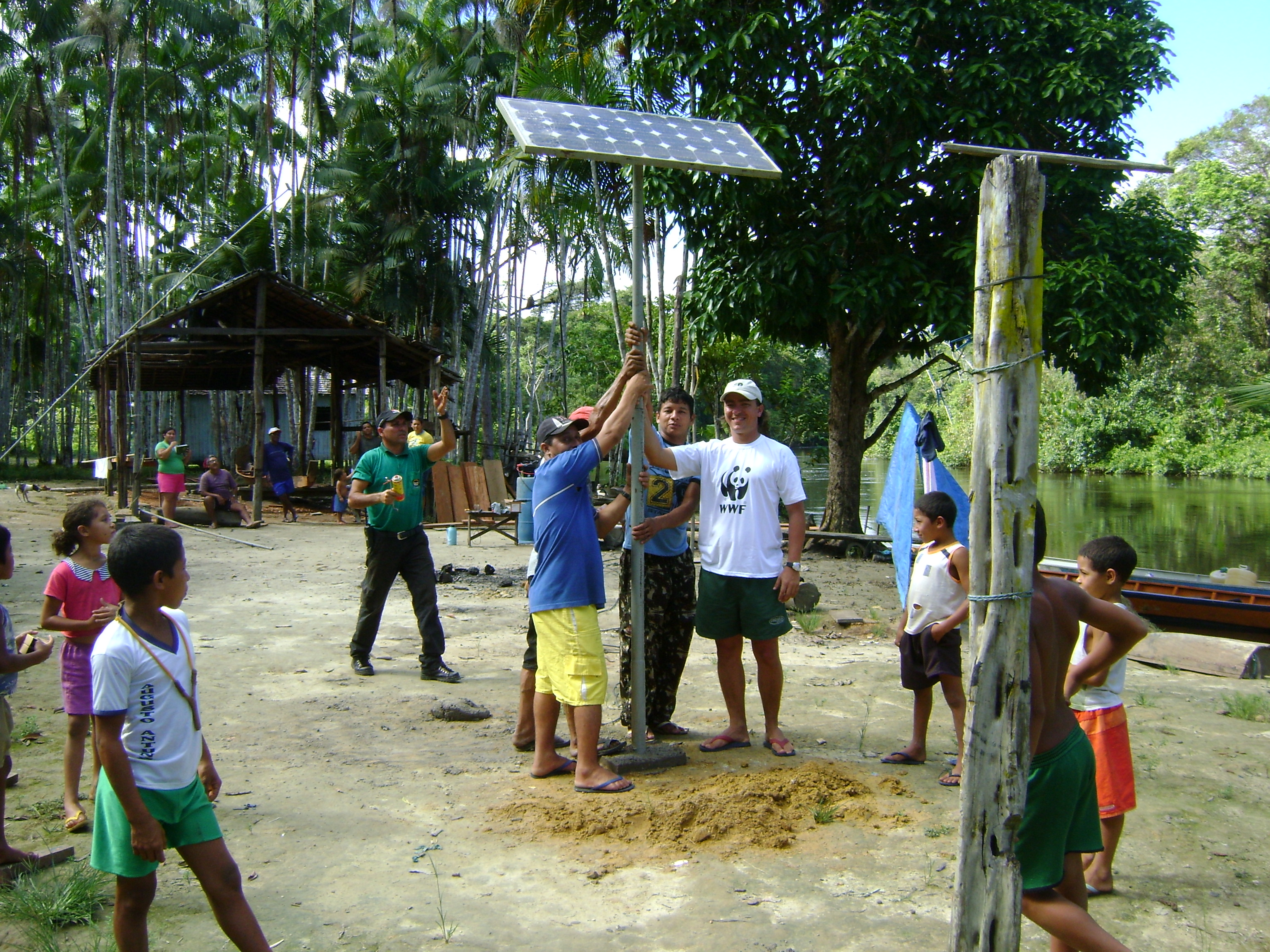 Instalação de painel solar, parte do kit radiofônico doado à comunidade São Miguel do Cupixi.