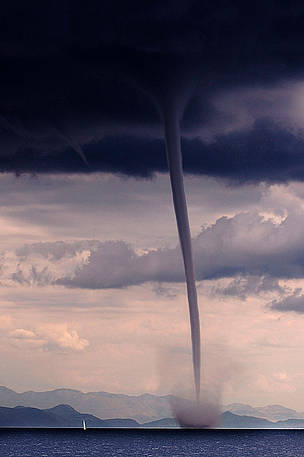 O ano de 2005 bateu o recorde no registro de furacões e tempestades tropicais violentas ao redor do globo.
