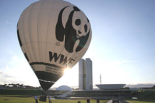 No Dia Mundial da Água, um voo de balão sobre o Congresso Nacional, em Brasília (DF).