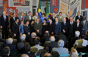 O presidente Lula deu posse nesta quarta-feira (31/03), no Palácio do Itamaraty, em Brasília, à nova ministra do Meio Ambiente, Izabella Teixeira, e a outros nove ministros.