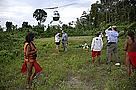Índios Wajãpi recepcionam representantes do WWF-Brasil na chegada à aldeia Mukuru, Terra Indígena Wajãpi