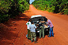 Equipe consertando caminhonete durante viagem pelo entorno do parque nacional