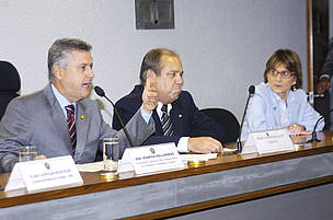 Na mesa: senador Rodrigo Rollemberg (PSB-DF); Celso Vainer Manzatto, da Embrapa; e presidente da Sociedade Brasileira para o Progresso da Ciência, professora Helena Bonciani Nader.