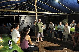 Reunião de apresentação da metodologia de pesquisa aos jornalistas durante expedição no Parque Nacional da Serra do Pardo.