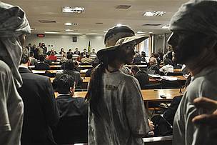 Grupo se manifesta durante audiência pública de quatro comissões para ouvir a opinião de juristas sobre as mudanças no Código Florestal.