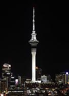Sky Tower, na Nova Zelândia, antes de apagar as luzes