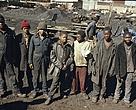 Jovens trabalhadores de minas na África do Sul (1988)