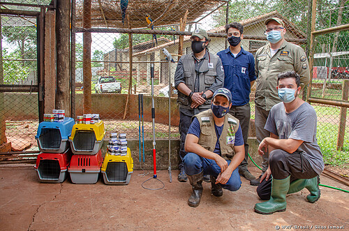 Equipe do WWF-Brasil e do Cras reunidos com os materiais doados para ajudar no tratamento dos animais feridos