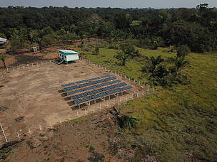 Instalação da minirrede com as placas fotovoltaicas na resex Vila Limeira, no sul do Amazonas