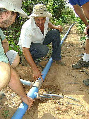 Seu Daniel mostra aos técnicos contratados pelo WWF-Brasil os detalhes de seus sistema de irrigação.