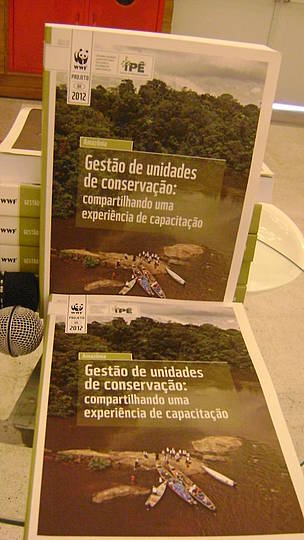 Antes do evento de lançamento, livro estava exposto ao público