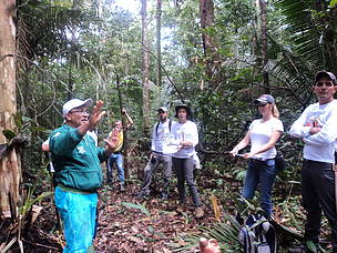 O analista ambiental do Ipaam, Everaldo Pereira (à esquerda, de verde), foi o instrutor da capacitação