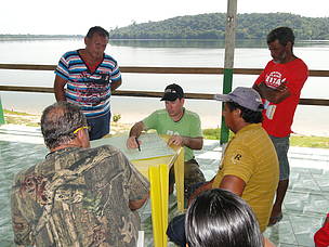Divididos em grupos, os participantes da oficina refletiram sobre a viabilidade de trabalhar com a cadeia produtiva da castanha e o turismo de base comunitária