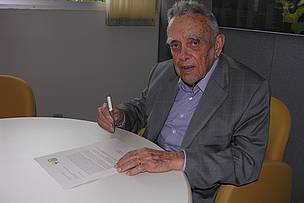 Dr. Paulo Nogueira-Neto preenche o abaixo-assinado pela área protegida em Bertioga-SP.