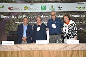 O cientista Carlos Nobre (ao centro) falou que é preciso levar a industrialização para o interior da região amazônica