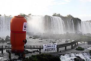 Um inflável gigante no formato de filtro de barro foi instalado nas Cataratas do Iguaçu, no Dia Mundial da Água.