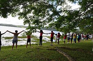 Abraço simbólico na Lagoa Encantada, um dos principais pontos turísticos de Ilhéus, em manifestação contra ferrovia e porto na Bahia.