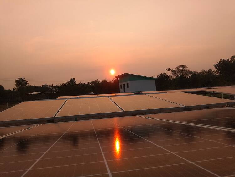  Placas fotovoltaicas captam a energia solar transformada pela minirrede instalada na resex do sul do Amazonas 