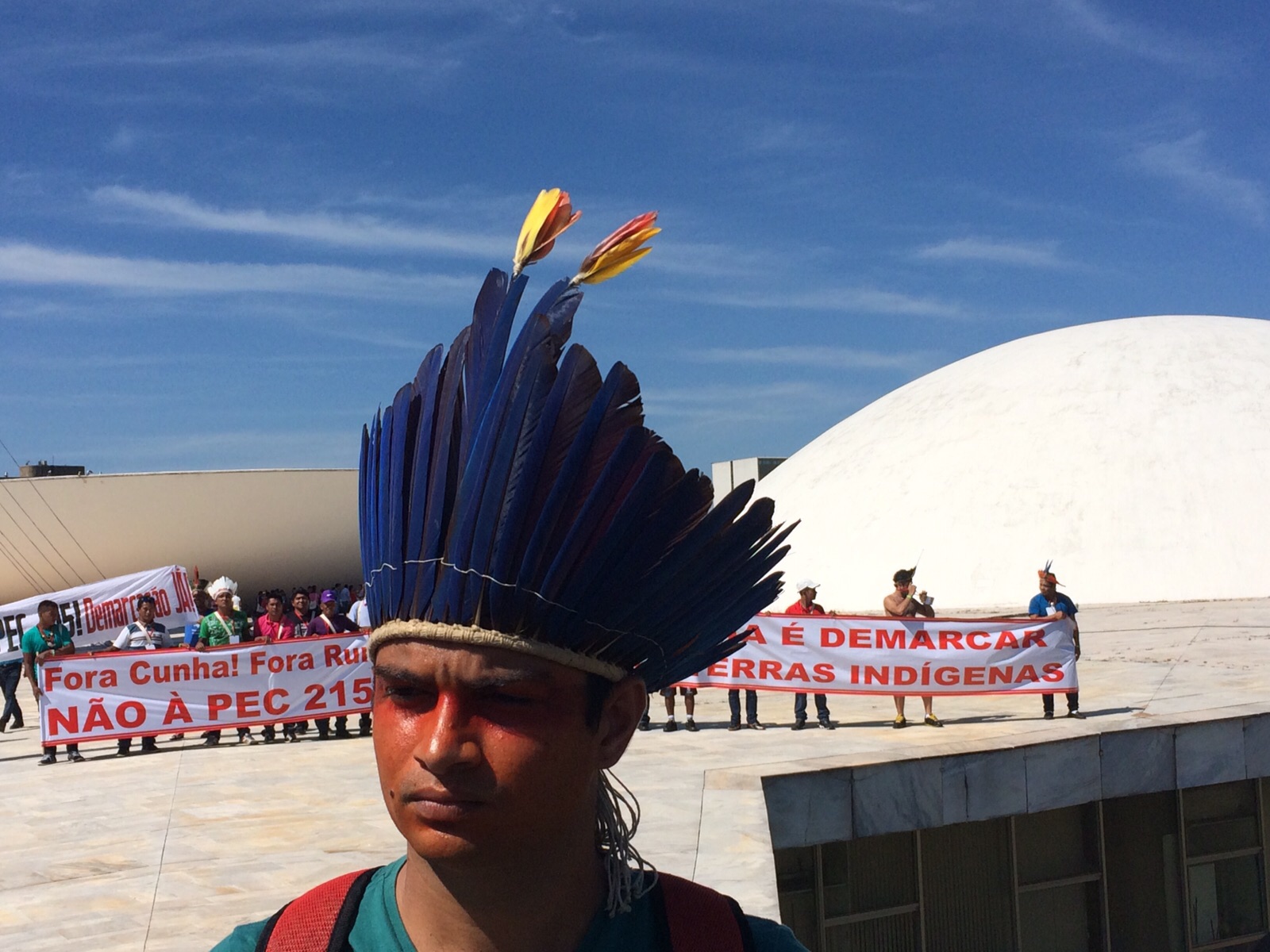 Índios ocupam área externa do Congresso Nacional para dizer não à PEC ...