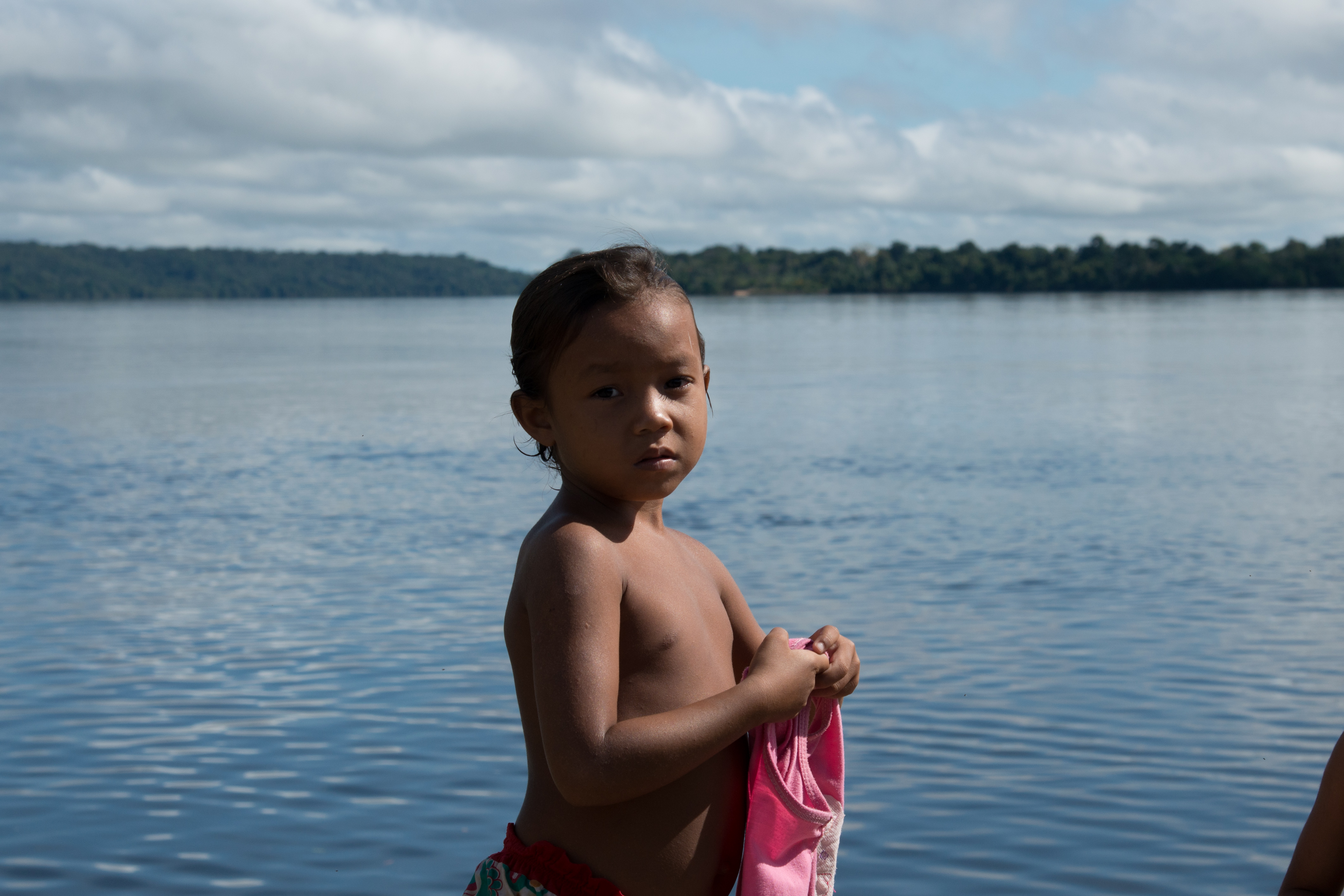 Criança tomando banho no rio Tapajós, na comunidade da Barra de São Manoel