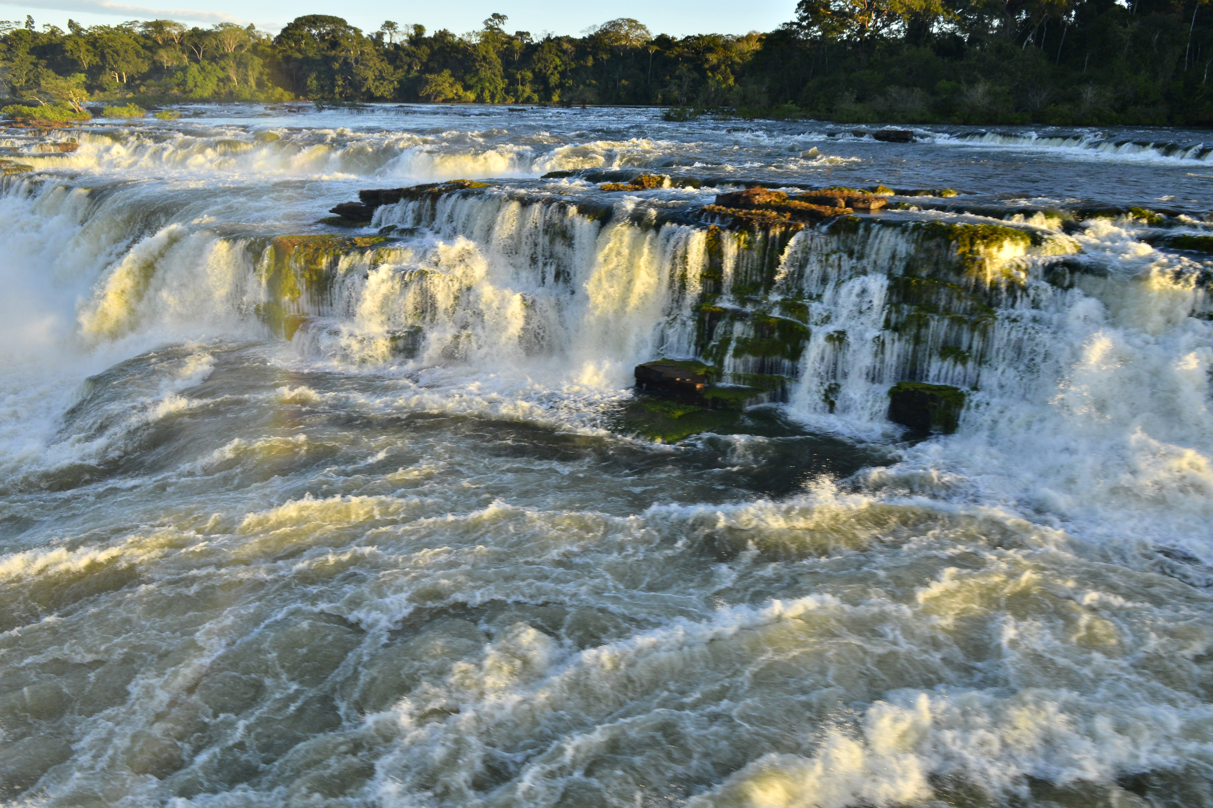 A cachoeira do Salto Augusto, localizada no interior do Parque Nacional do Juruena, é uma das maiores belezas naturais da região