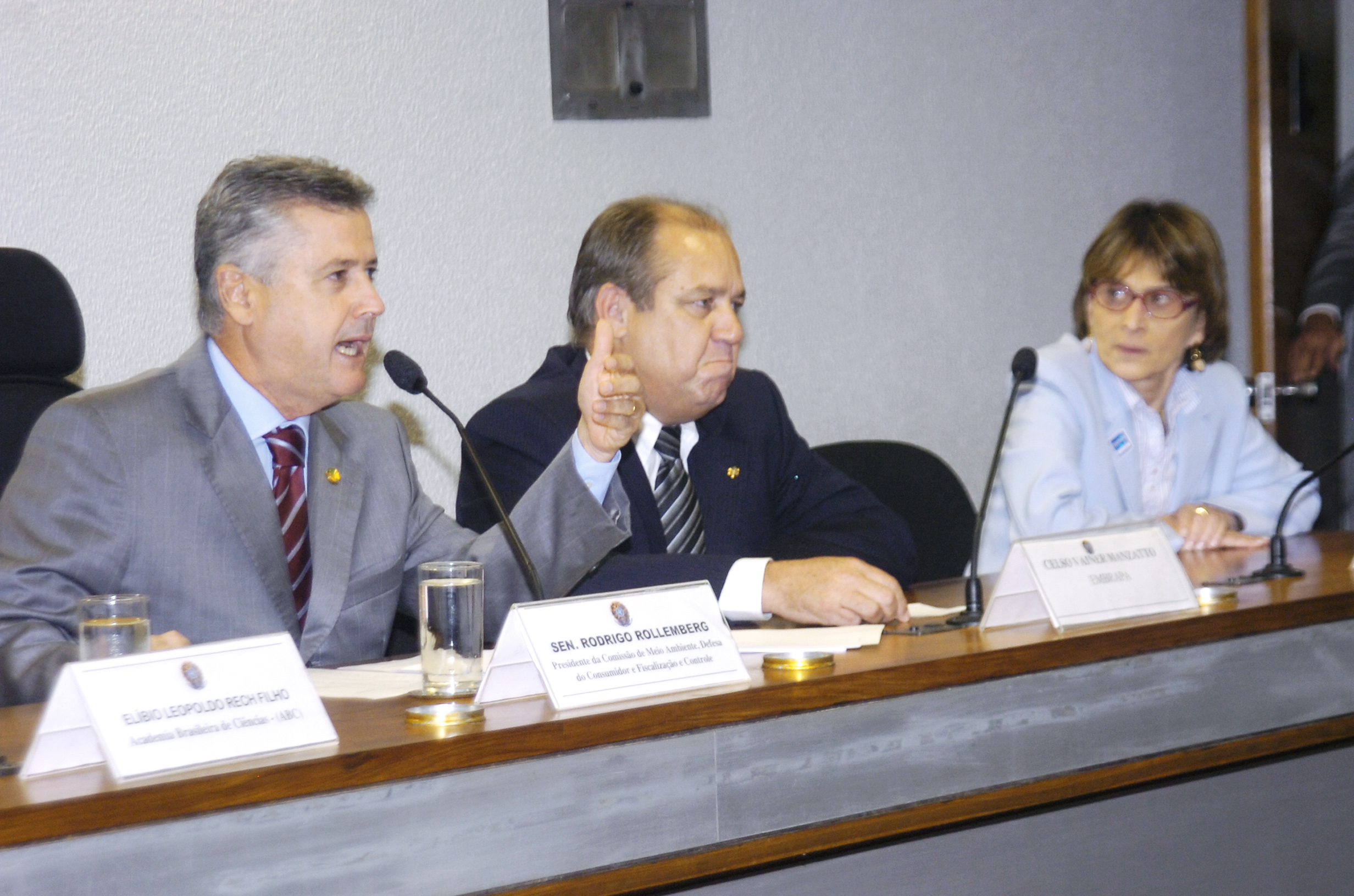 Na mesa: senador Rodrigo Rollemberg (PSB-DF); Celso Vainer Manzatto, da Embrapa; e presidente da Sociedade Brasileira para o Progresso da Ciência, professora Helena Bonciani Nader.