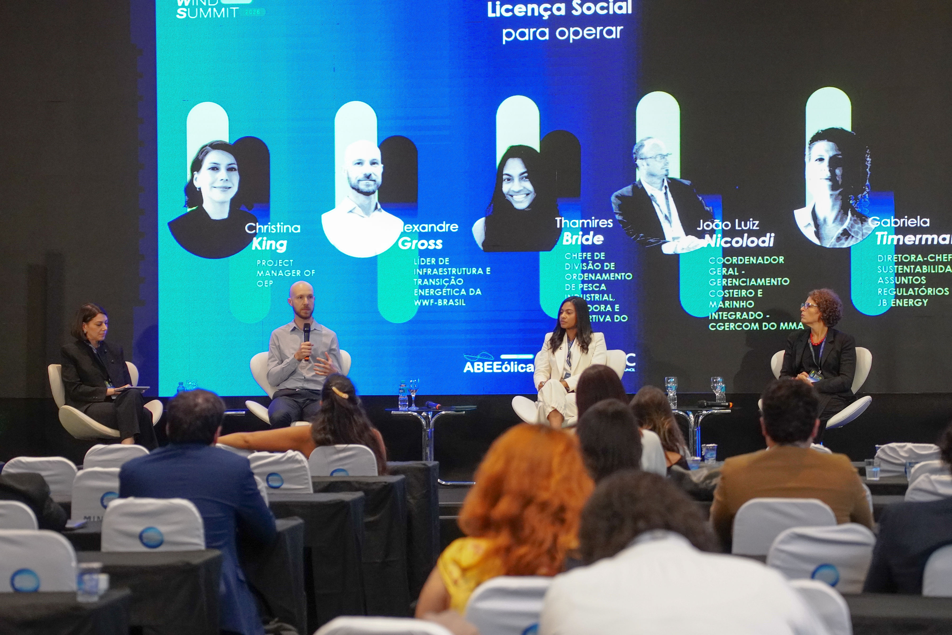 Painelistas em plenária dialogando sobre os pontos debatidos durante a mesa “Licença Social para Operar”.