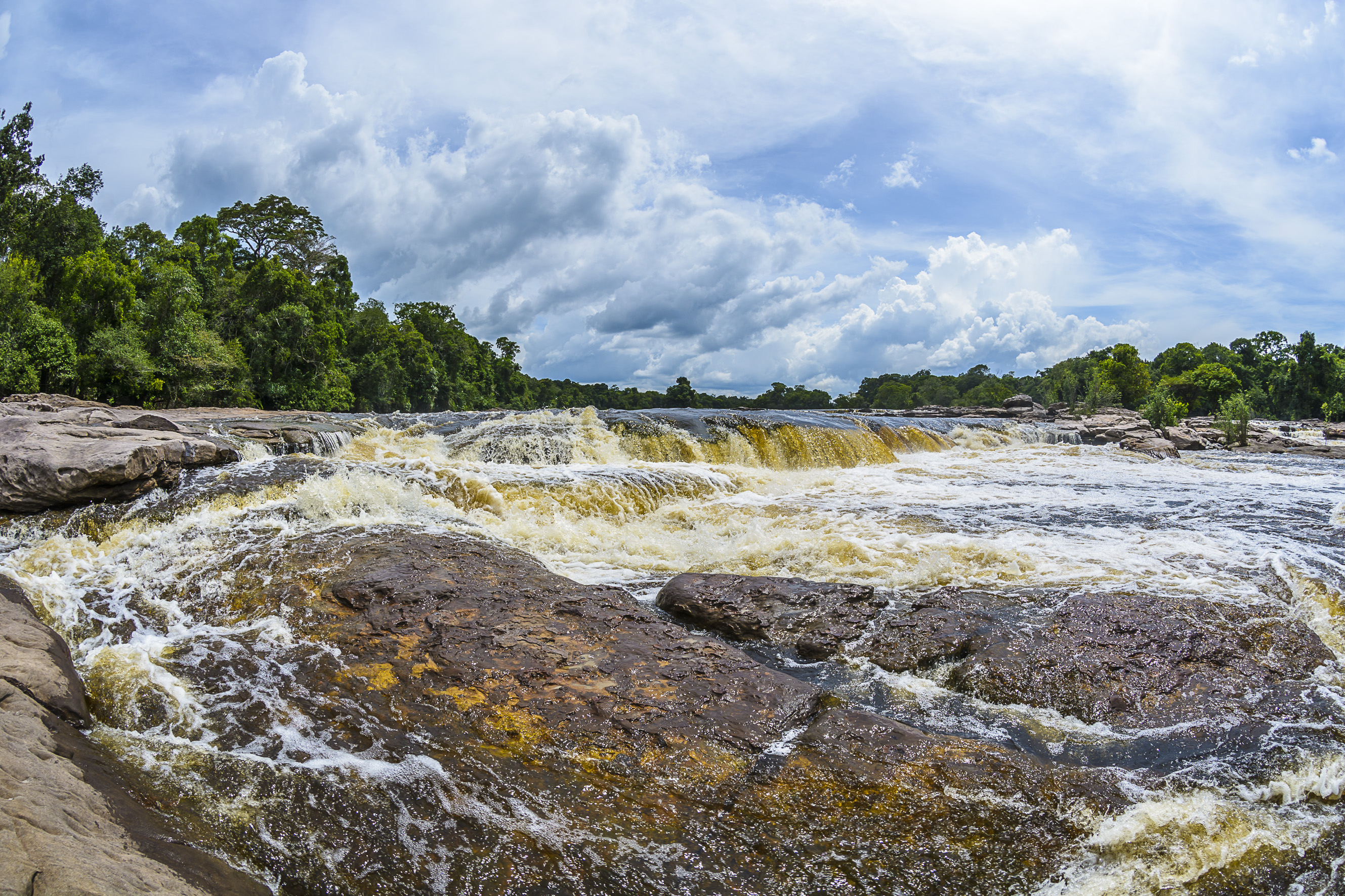 Foto da foz do rio Carabinani, no Parque Nacional do Jaú