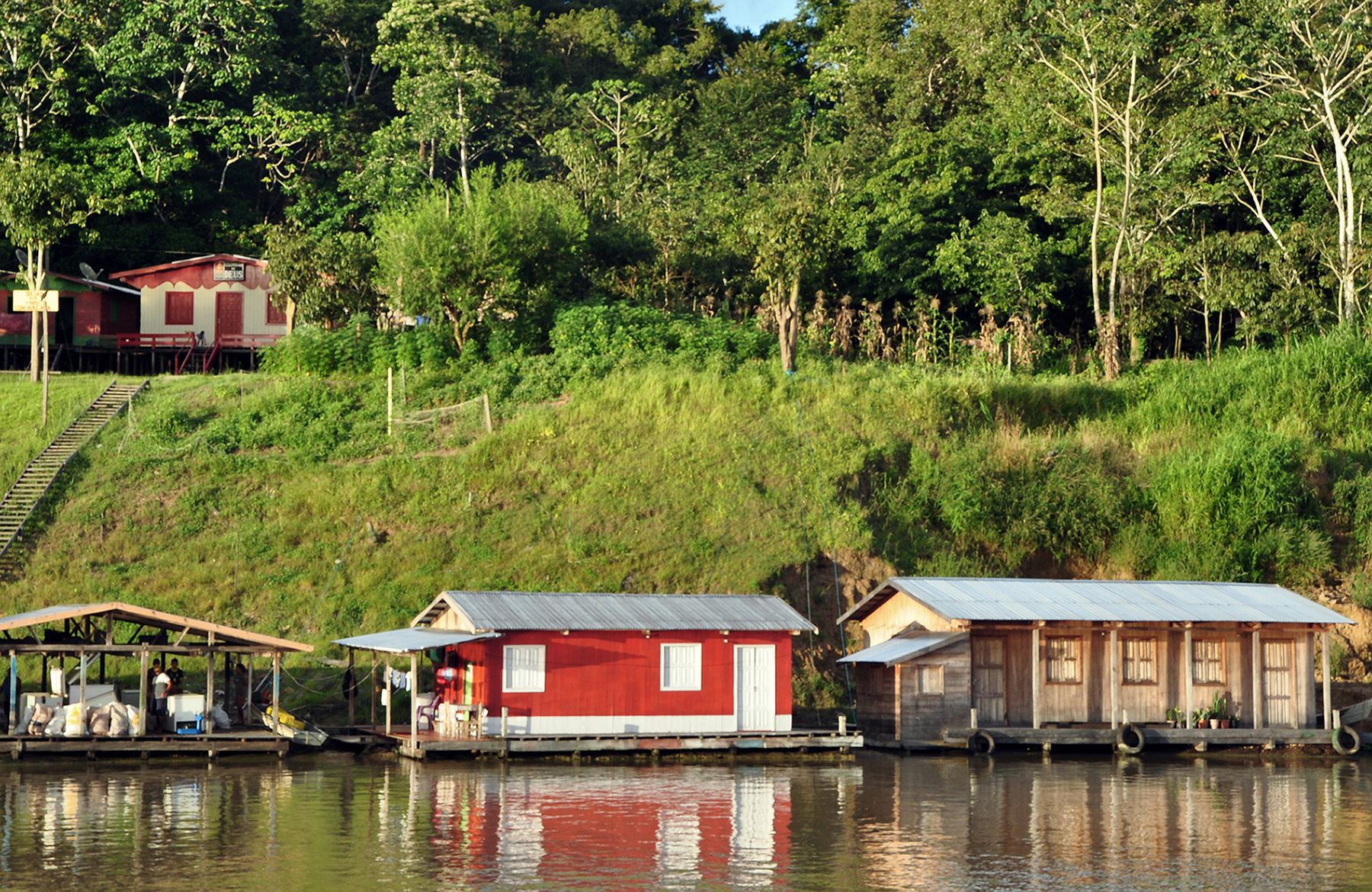 Imagem de comunidade ribeirinha nas proximidades da FES Tapauá (AM)