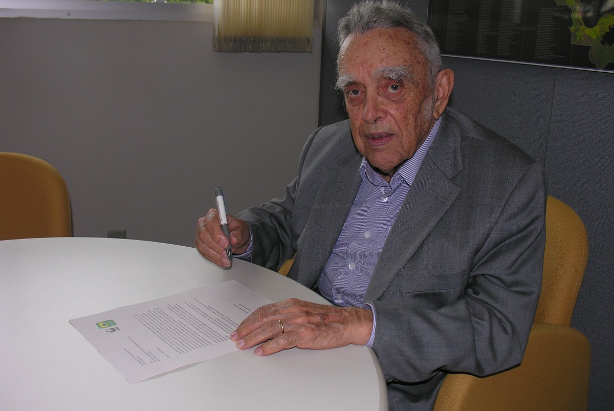 Dr. Paulo Nogueira-Neto preenche o abaixo-assinado pela área protegida em Bertioga-SP.