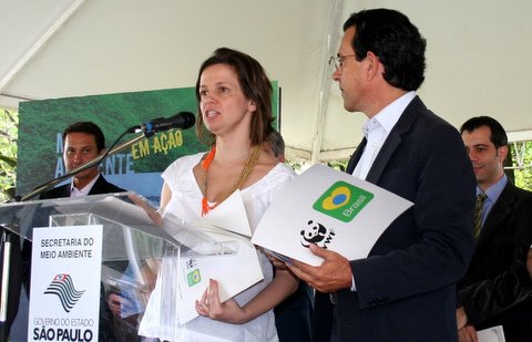 Secretário de Meio Ambiente do Estado de São Paulo Xico Graziano recebe da coordenadora do Programa Mata Atlântica do WWF-Brasil, Luciana Simões, abaixo-assinado pedindo a criação da área protegida em Bertioga.