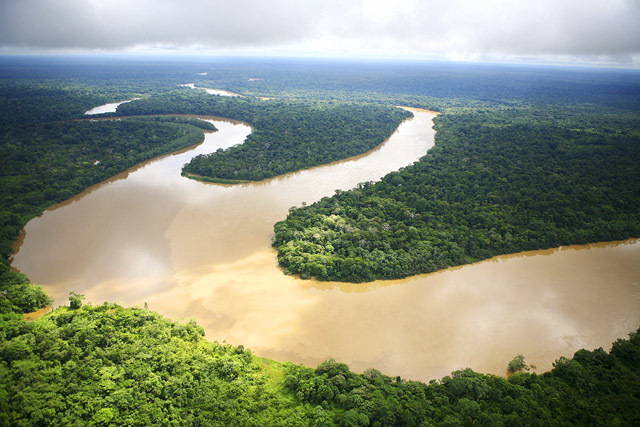 Vista aérea de rio na floresta amazônica, na região de Loreto, no Peru.