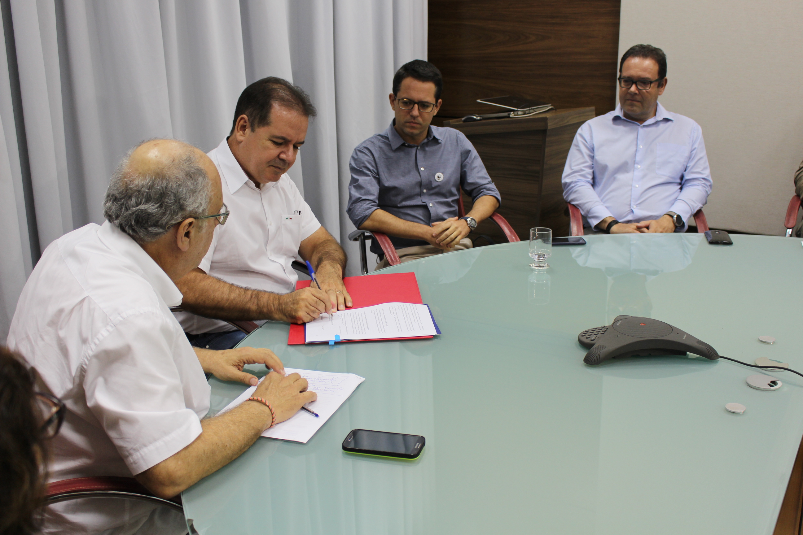 O governador do Acre, Tião Viana (PT), assina o documento de renovação da parceria com o WWF-Brasil