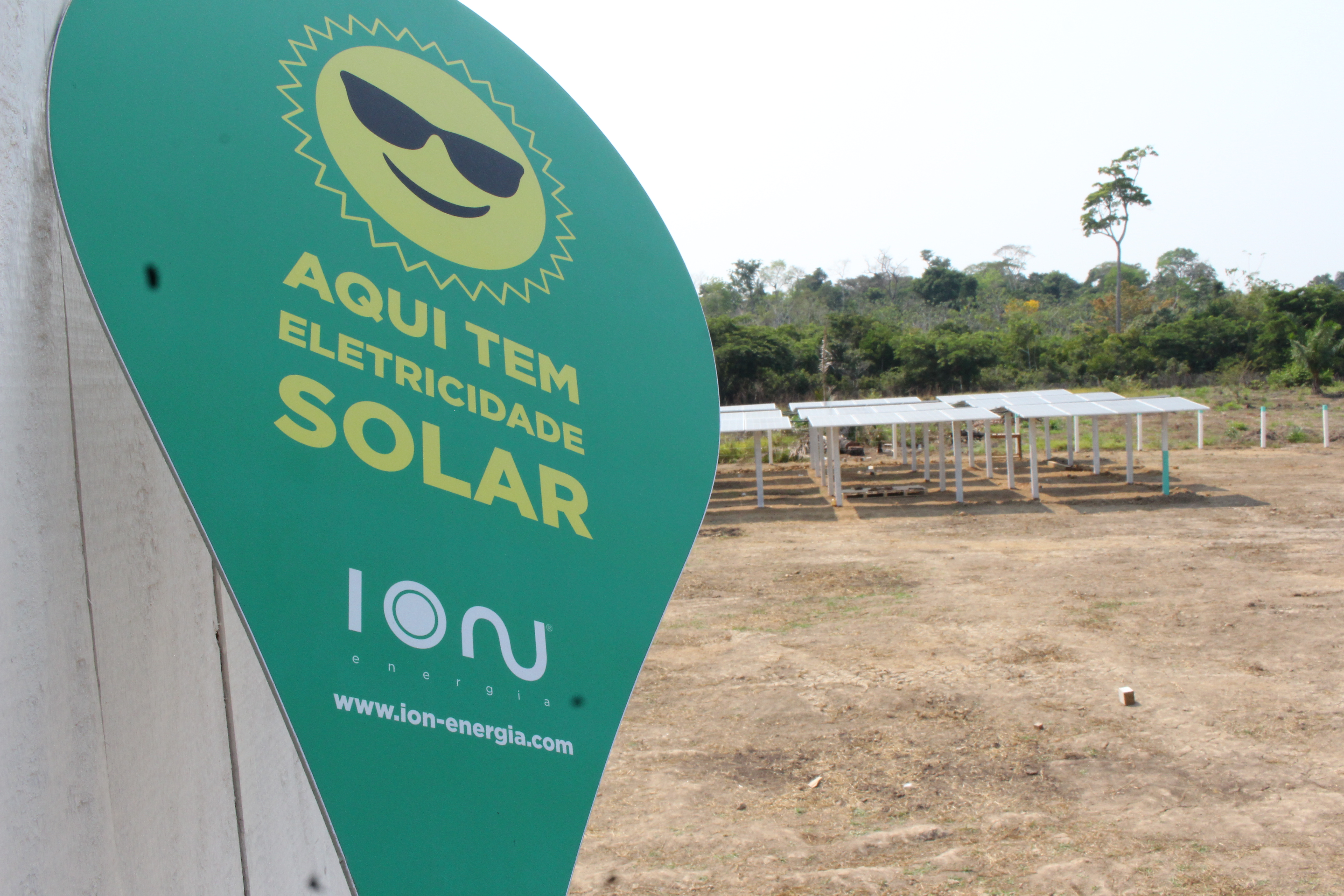 Rede de energia fotovoltaica em Vila Limeira (AM)