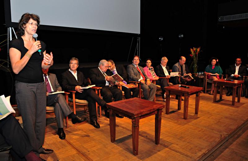 A secretária-geral do WWF-Brasil, Maria Cecília Wey de Brito, discursando durante o lançamento do Plano Estadual de Recursos Hídricos do Acre, no 