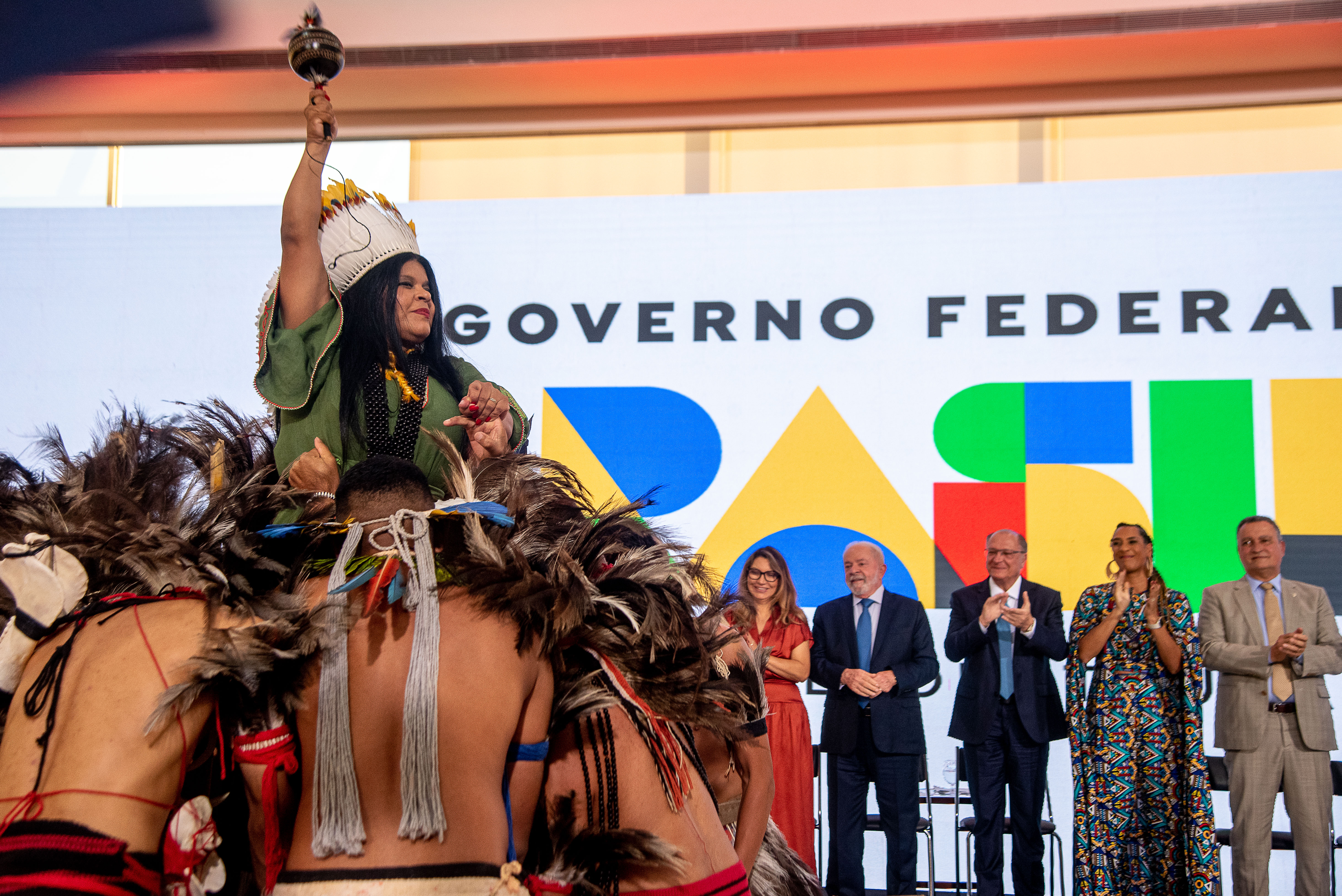 Sonia Guajajara é levantada por indígenas ao final de sua cerimônia de posse como Ministra dos Povos Indígenas