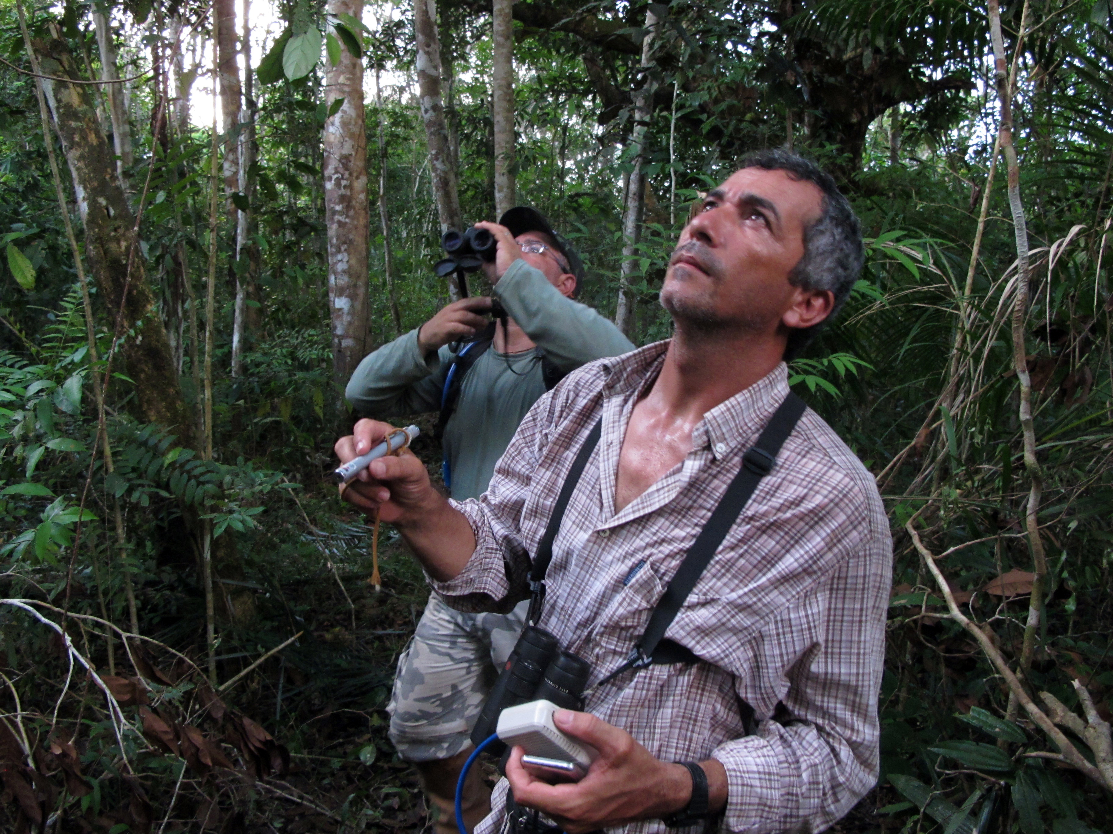José Flávio Júnior, biólogo, e Jorge Lopes, ornitólogo e observador de pássaros. Expedição Guariba-Roosevelt 2010.