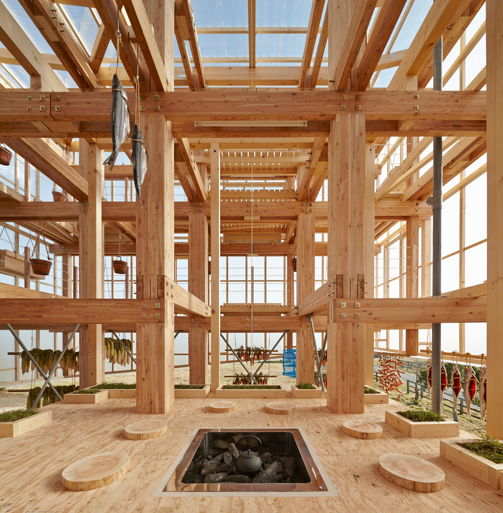 O arquiteto japonês Kengo Kuma é um dos mais famosos entusiastas da construção em madeira. Nesta foto, vemos uma parte da Faculdade de Projetos Ambientais UC Berkeley, nos Estados Unidos, feita por ele e inaugurada em 2014 