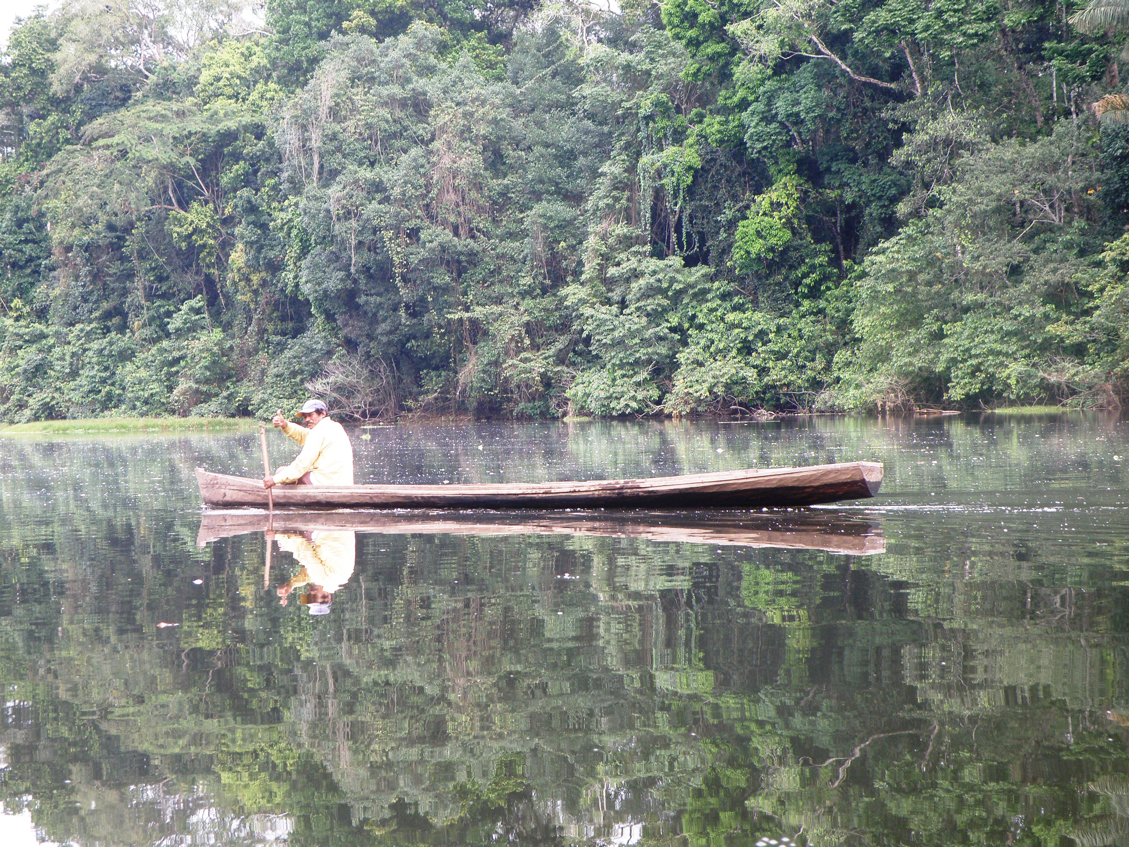 Pescador no Lago Santo Antônio, em Manoel Urbano (AC)