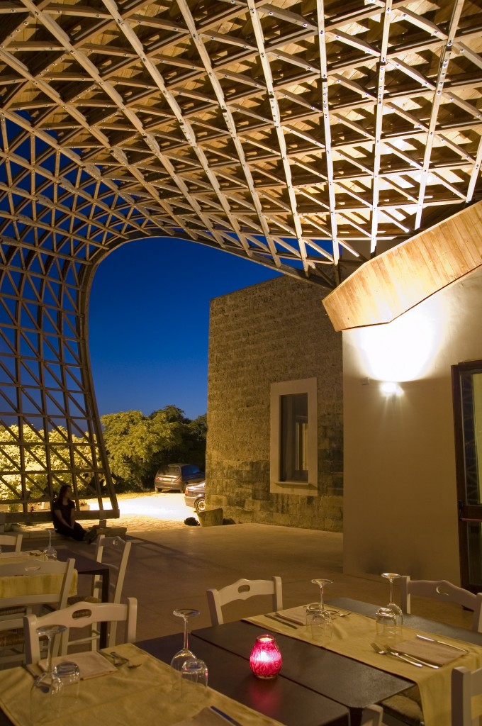 Esta foto retrata a cobertura de um restaurante em Lecce, na Itália. A obra foi inaugurada em 2011 e foi feita pelo arquitetos do escritório italiano CMMKM