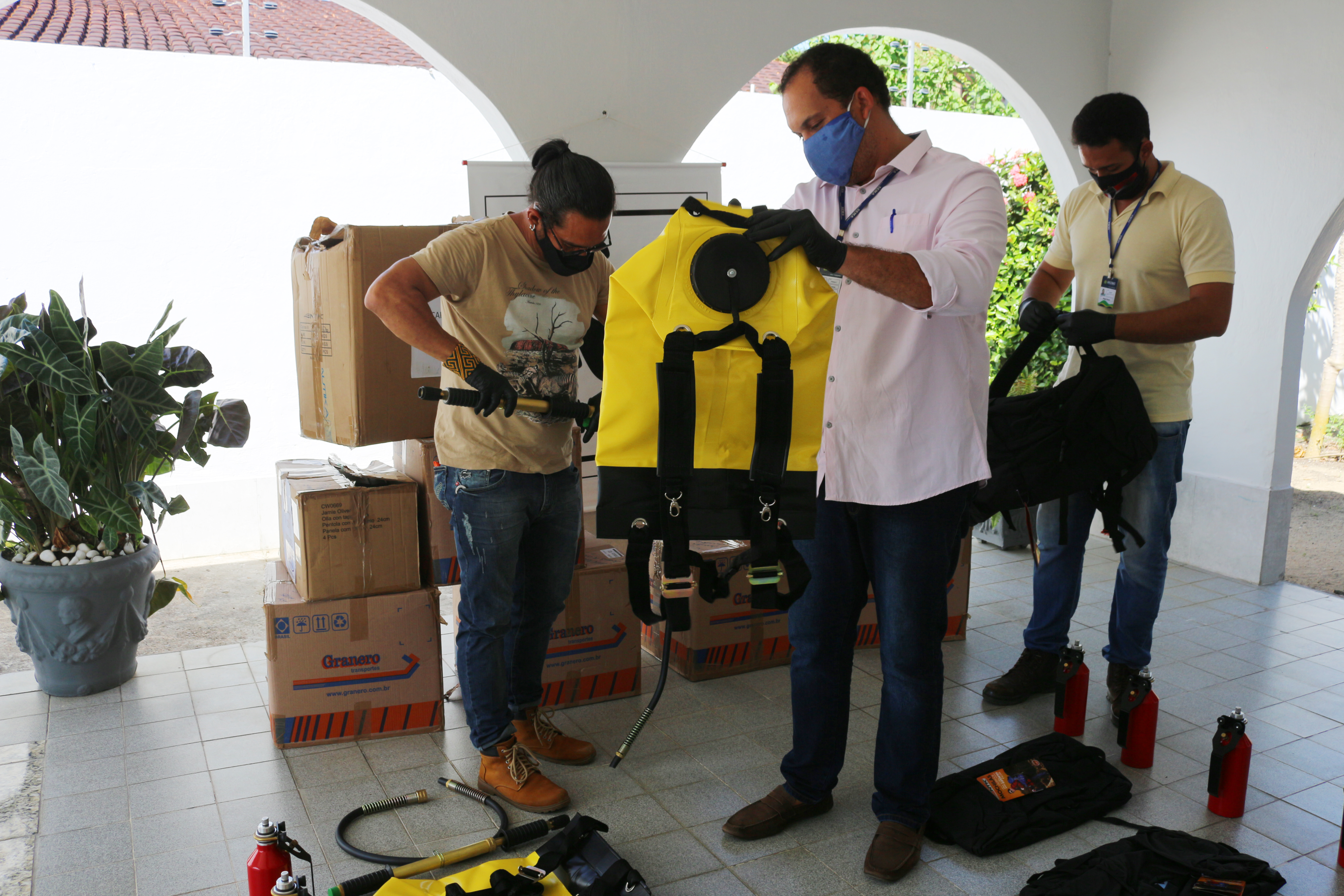 Técnicos da Sema-AM inspecionam os materiais doados pelo WWF-Brasil