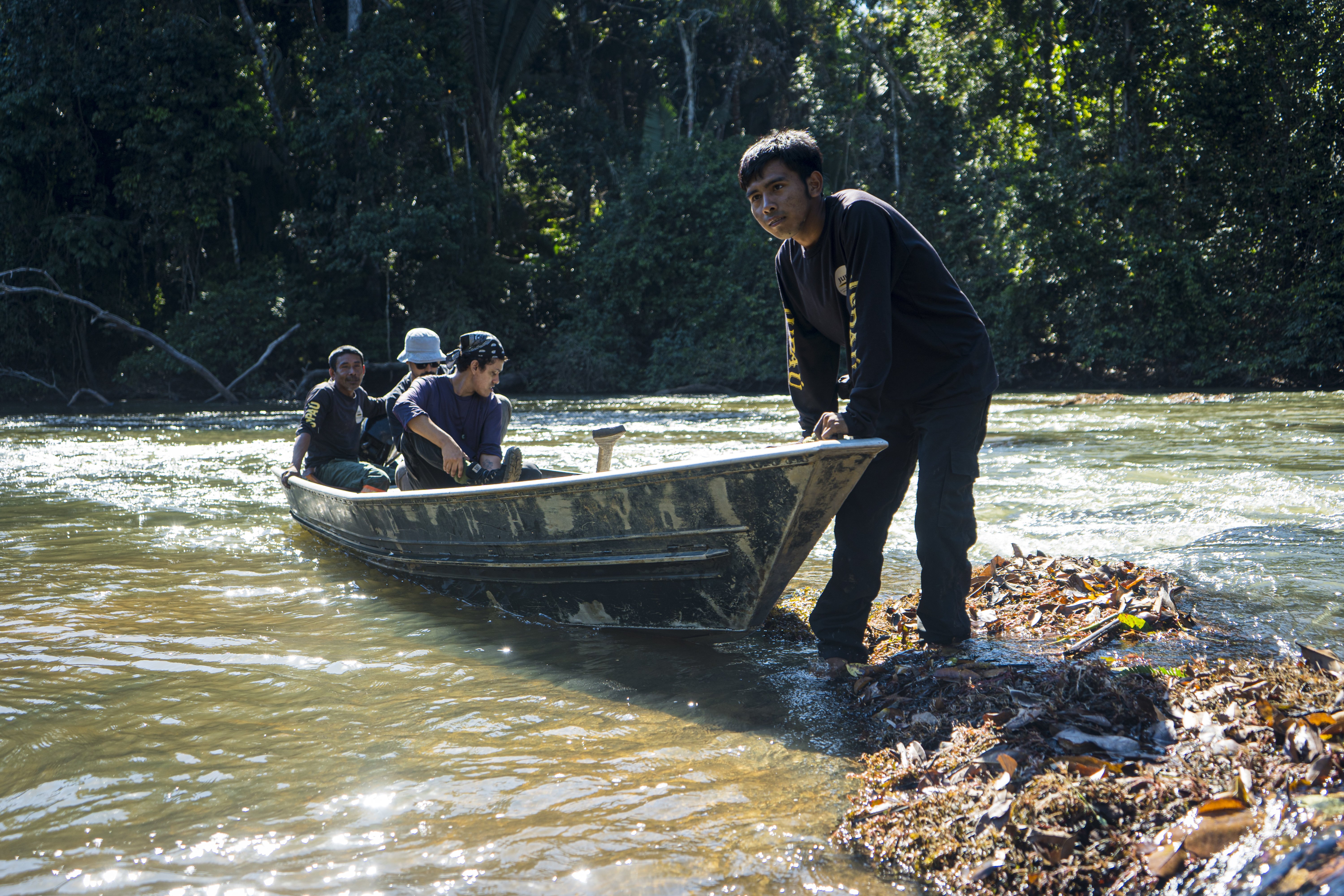 Membros da Associação Jupaú atravessam o rio Jamari no Território Indígena Uru-Eu-Wau-Wau.