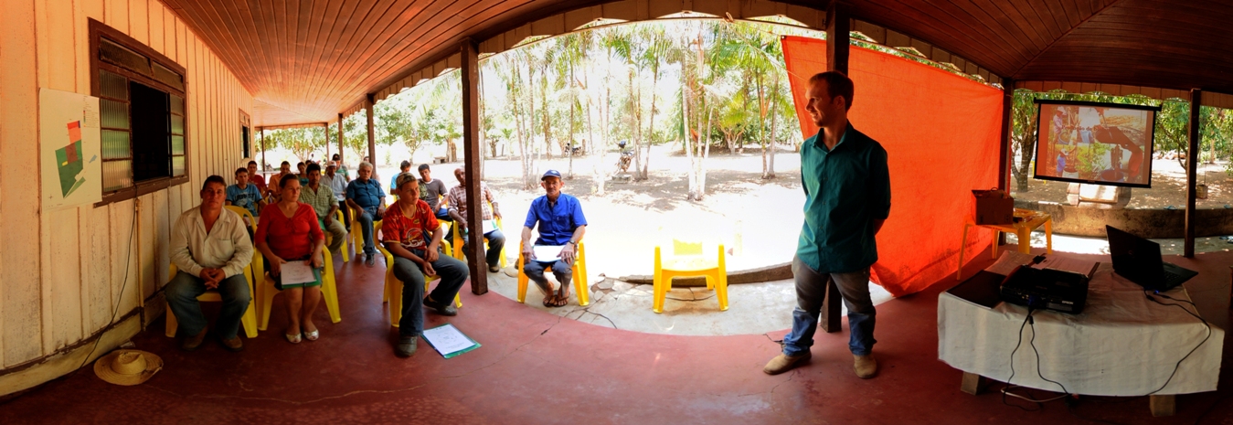 O facilitador do curso, Glaucinei Realto, explicando os benefícios dos sistemas agroflorestais para a atividade rural.
