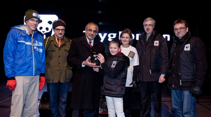 Vijay Nambiar recebe o Globo do Povo das mãos da dinamarquesa Anne-Katrine Bisgaard Håkansson, de 10 anos, durante o evento Hora do Planeta Hopenhagen 