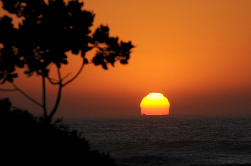 Pôr-do-sol sobre o oceano na Estação Ecológica Juréia-Itatins, São Paulo.