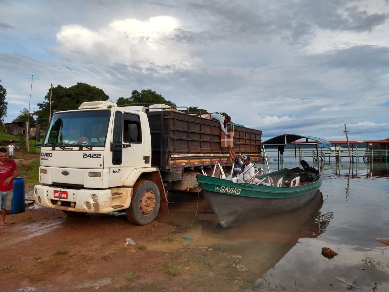 Parte do trajeto foi cumprido no Tapajós - foram 4 horas de viagem no rio até o destino final