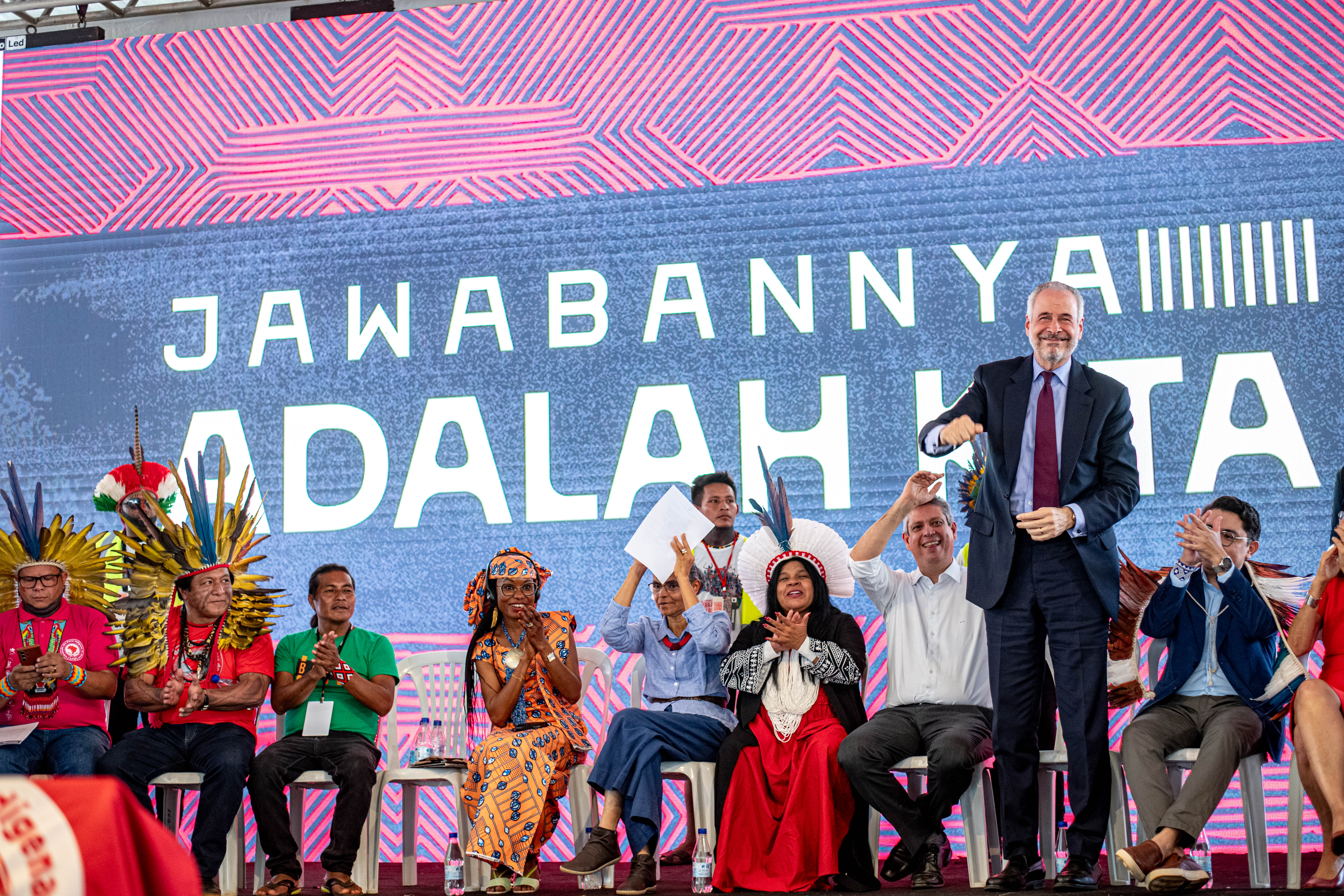 No dia 10, a Apib lançou, uma Contribuição Nacionalmente Determinada Indígena (NDC) e o Ministério dos Povos Indígenas anunciou uma Comissão Internacional Indígena para a COP30. O presidente da COP30, André Corrêa do Lago, esteve presente na plenária em que as iniciativas foram lançadas