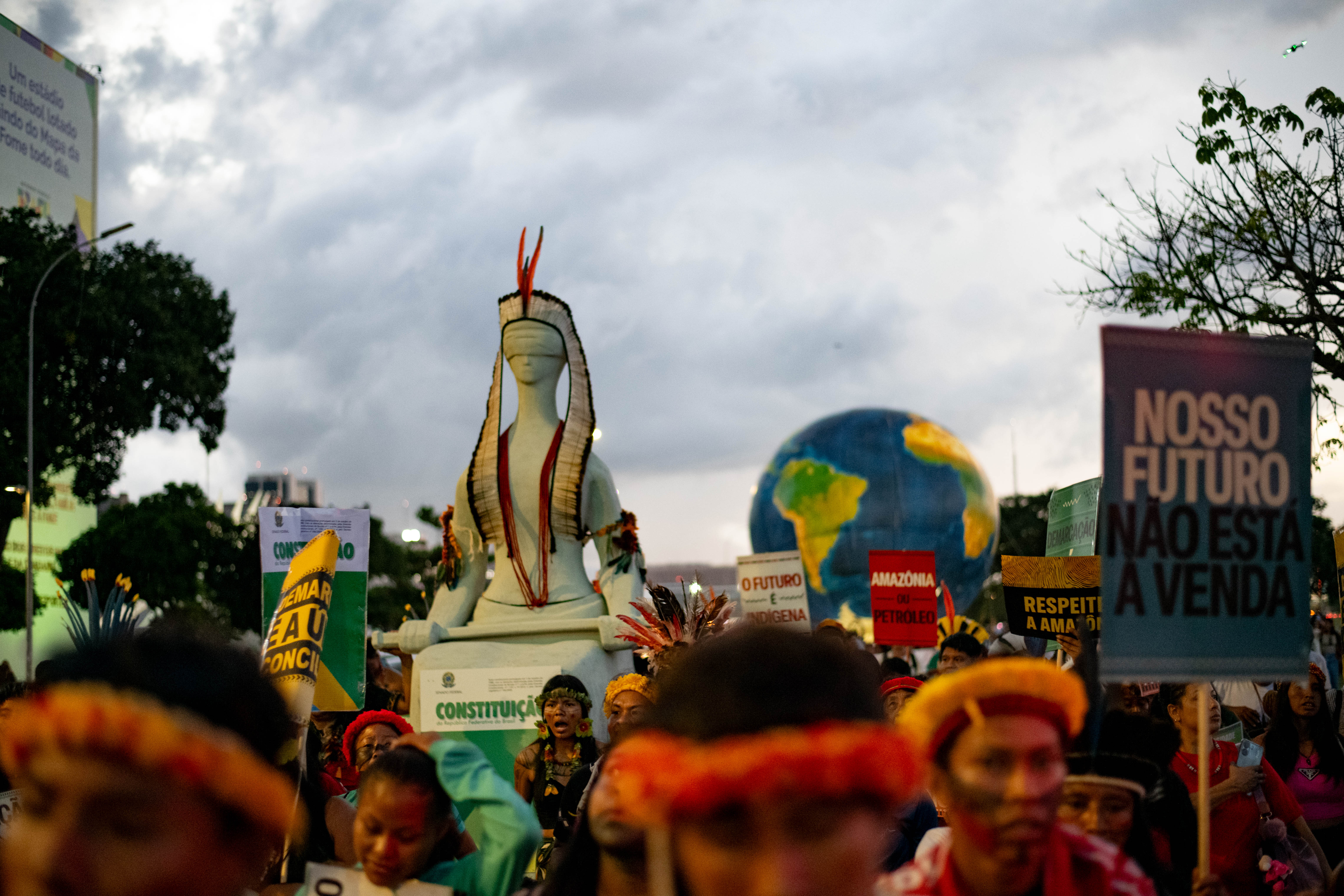 “Estamos aqui na marcha em defesa da Constituição e dos povos indígenas e estamos com uma estátua que representa a Justiça para nossos povos. Queremos demarcação, já!”, afirmou Luana Kaingang, coordenadora da Articulação dos Povos Indígenas da Região Sul (Arpinsul), durante a marcha que, no dia 8 de abril, percorreu o caminho do acampamento até a Esplanada dos Ministérios.
