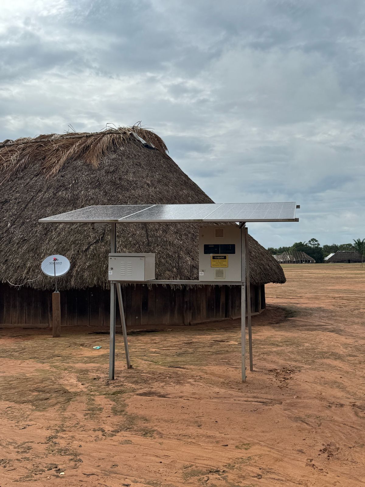 Placa solar em Aldeia Khikhatxi localizada no Território Indígena do Xingu (TIX).